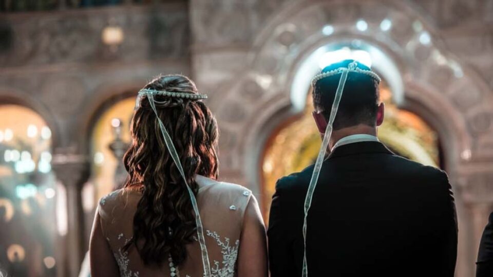 Грчка драма: Ги ограбиле пред свадба, месеци подоцна младоженецот признал дека го измислил граежот