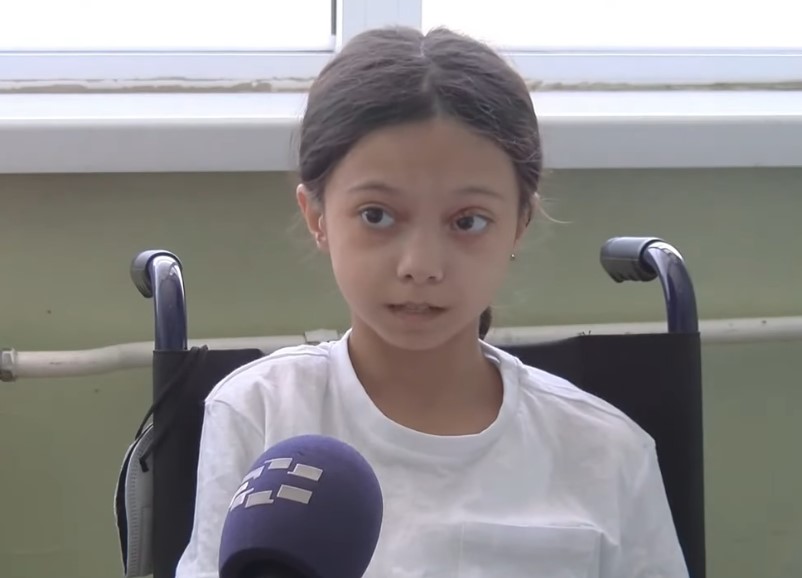 11-годишната Теа конечно ја доби првата доза терапија за ретката болест која ја чекаше од март