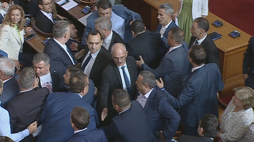 Тензии и турканици меѓу пратениците во бугарското собрание