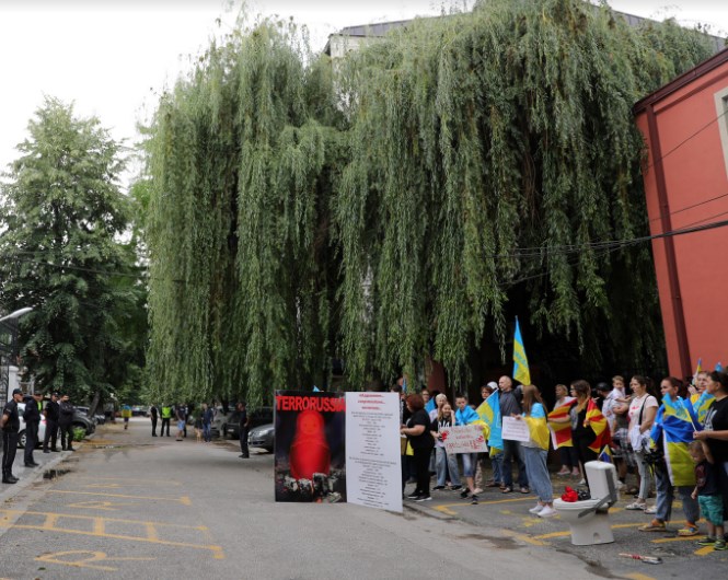 Десетина Украинци протестираа пред руската амбасада во Скопје