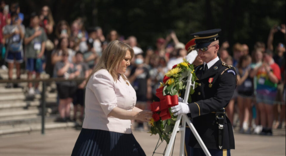 Петровска положи венец Гробот на незнајниот војник на гробиштата „Арлингтон” во Вашингтон