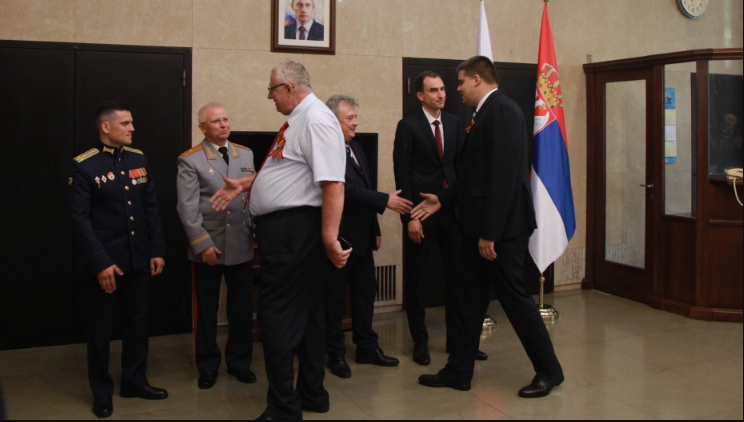 Шешељ ослабел 20 килограми, првпат се појави на прием во руската амбасада