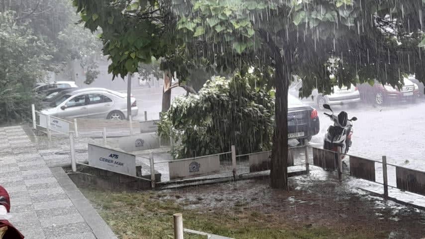 Силно невреме во Скопје, дрво падна врз автомобил во Капиштец