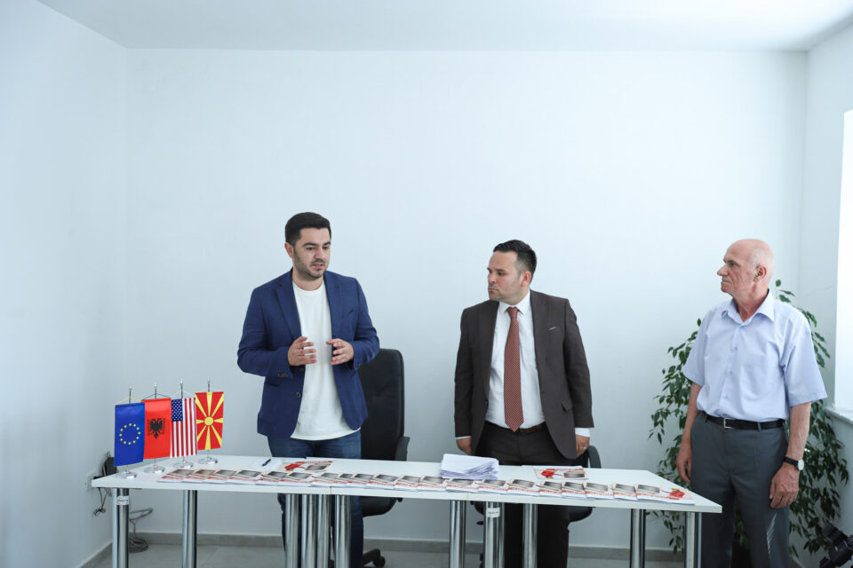 Бектеши и директорот Мурати доделија грантови за самовработување во Тетово: Младите кои имаат различни идеи и креативност треба да ги искористат мерките за самовработување