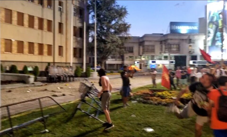 ВО ЖИВО: Жестоко е вечерва – турната оградата пред Собрание, се фралаат предмети, се скандира „Стево вошка“…