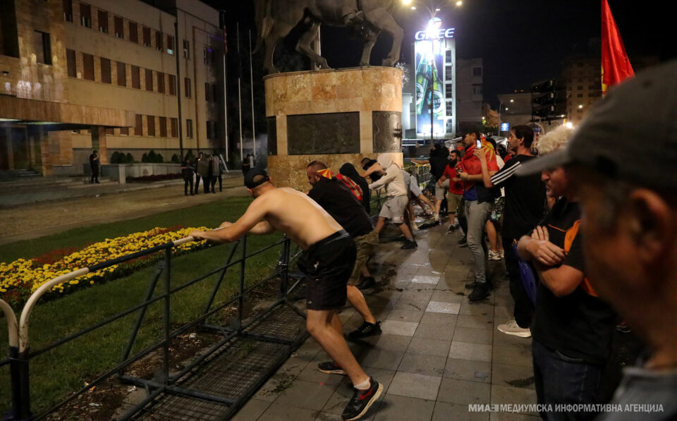 САД повикаа на воздржаност од насилство на протестите во Скопје
