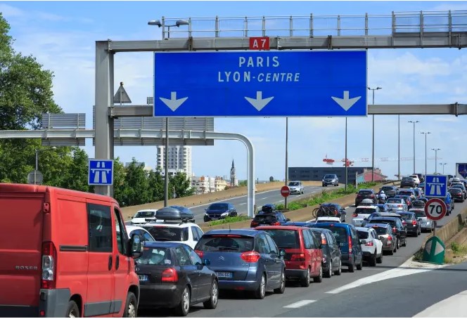 Повеќе од 800 километри сообраќаен метеж во Франција