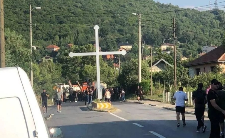 Тензично на Косово: Албанците се собираат кај Главниот мост, блокирани премините кон Србија  Јариње и Брњак