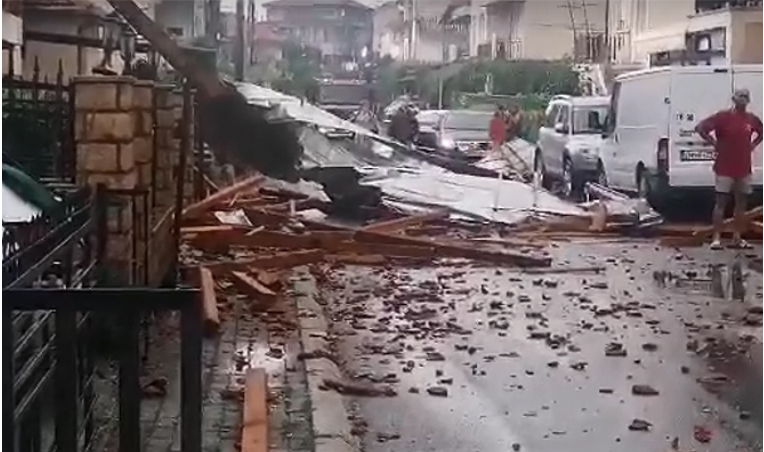 Невреме во Охрид, кровна конструкција оштетила повеќе куќи