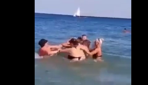 Тепачка во море: Жена напаѓа маж, сопругата скока да го брани