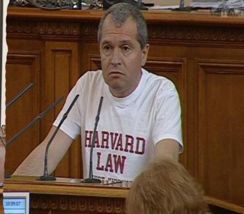 Бугрски пратеник се појави со маичка „харвардско право“ алудирајќи на премиерот Петков