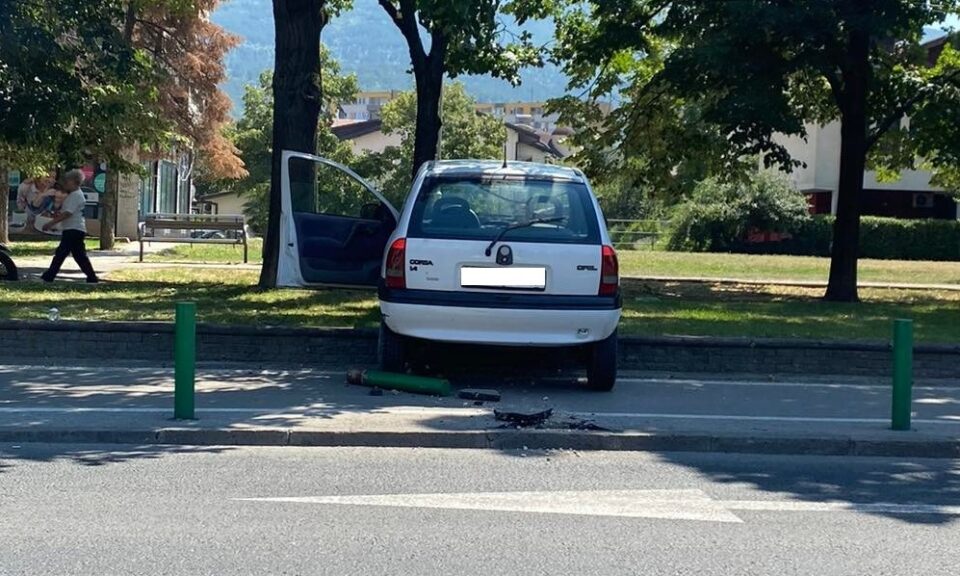 Скопјанец со автомобил се качи на жардињера на Партизанскa