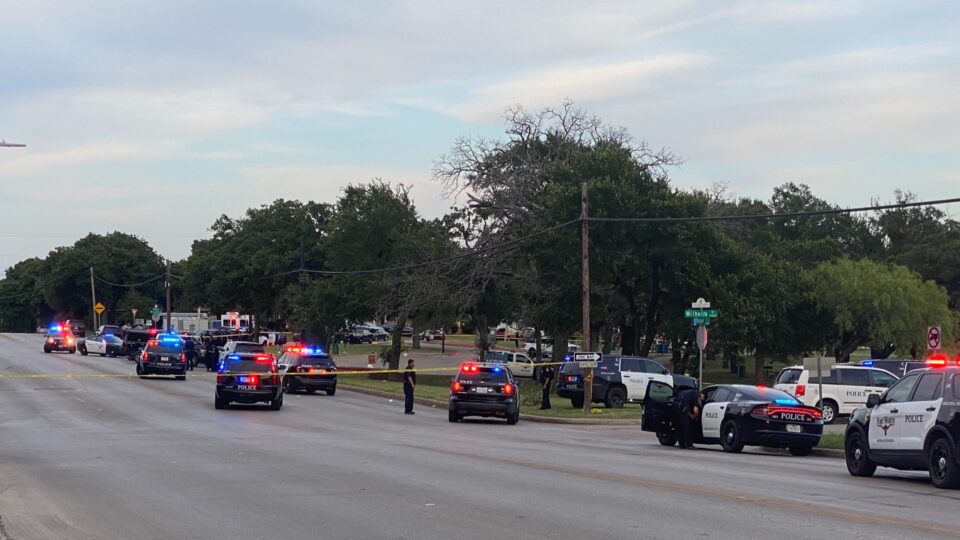 Вооружен напаѓач во Тексас убил двајца и ранил четири лица, меѓу кои и тројца полицајци