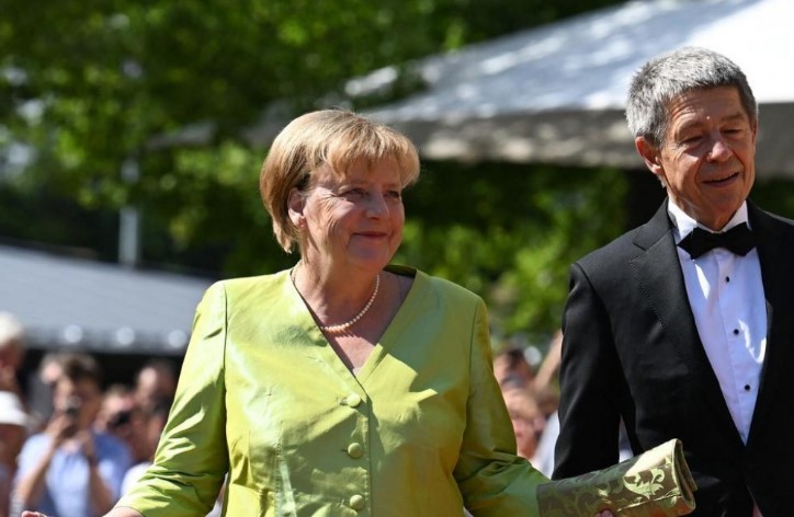 Меркел се подмлади откако ја напушти политиката