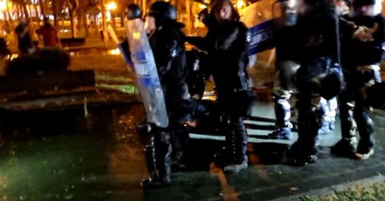 Полицајци газат демонстрант – тој вика од болка