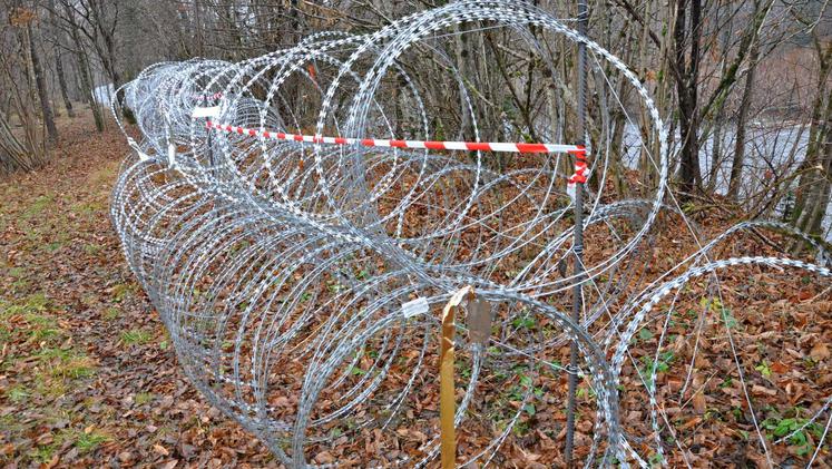 Словенија почна да ја отстранува оградата на границата со Хрватска
