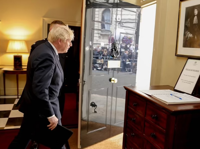 Заминувањето на Борис Џонсон значи почеток на крајот на „Брегзит“
