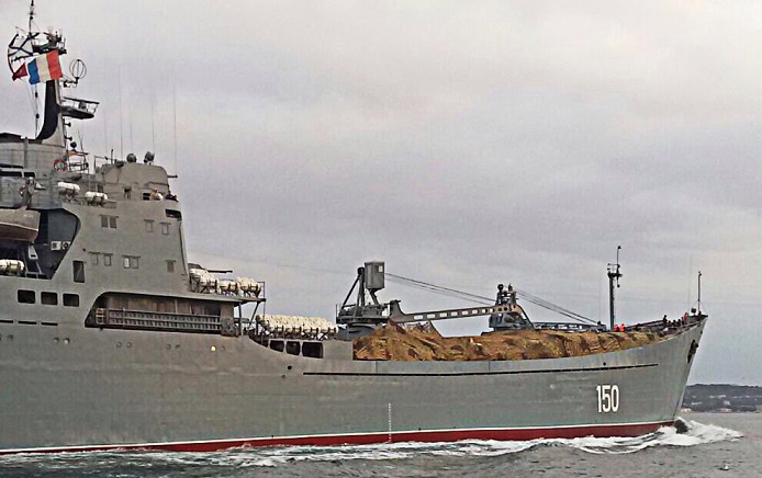 Русија од Црно Море извлече десантен брод што Украина го погодила со проектил