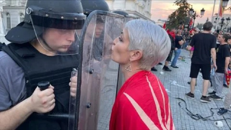 Бакнеж за спас на државата: Не плашете се, им порача Дарија Андовска на полицајците