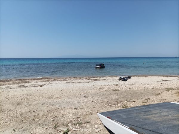 Автомобил влета во Егејското море, патниците сами излегле