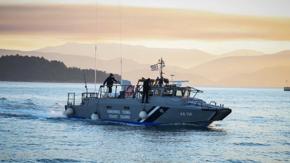 Бродови на грчката крајбрежна стража, хеликоптер и возило на копно активни во потрагата на Македонецот во Грција
