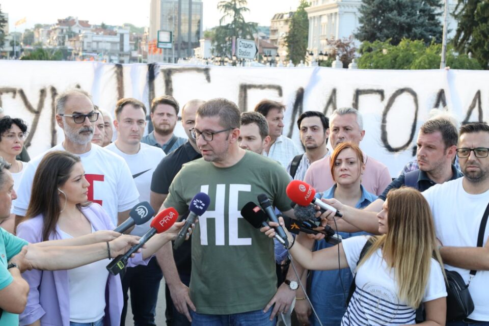 Мицкоски: Продолжуваме со протести, не за асимилација и бугаризација