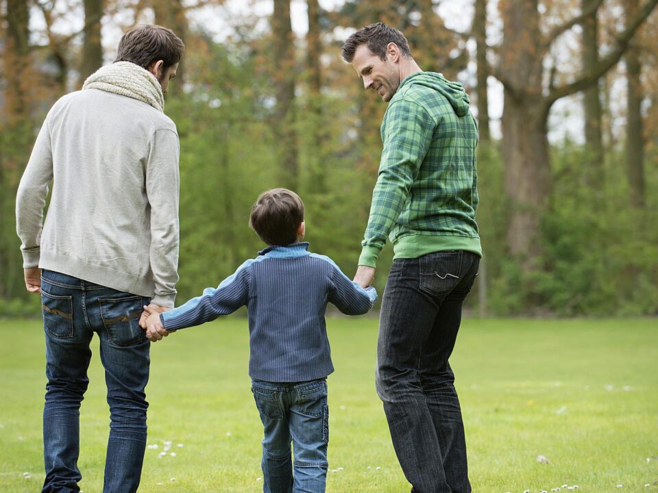 Словенија дозволи истополовите партнери да посвојуваат деца