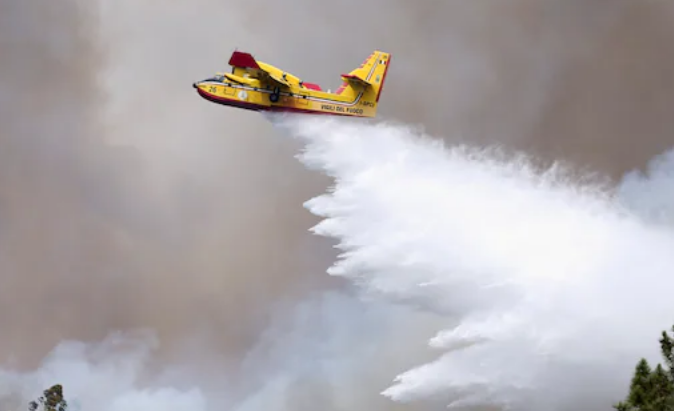 Се урнал канадер додека гасел пожар во Португалија, загинал пилотот