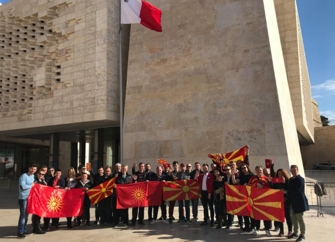 Далеку од дома, но обединети: Македонците во Малта денес ќе го искажат револтот против францускиот предлог