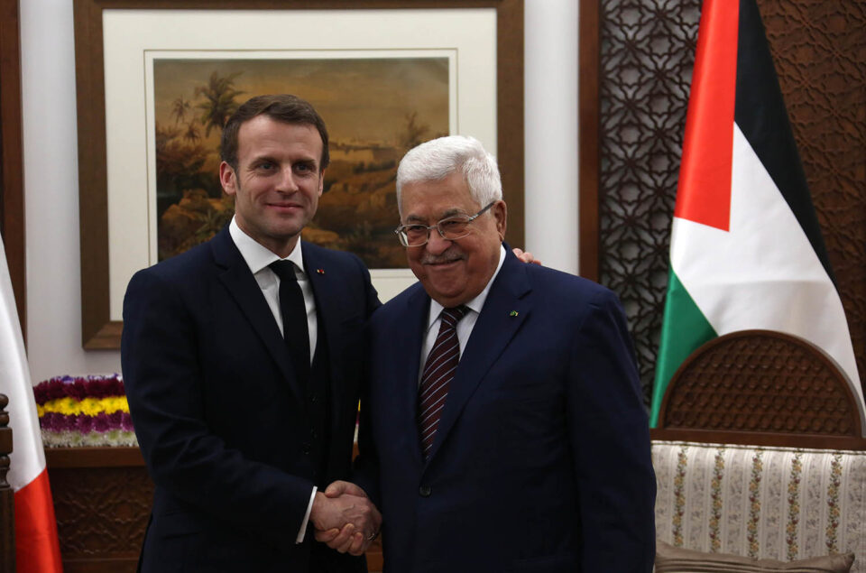 Макрон на средбата со Абас упати апел за обнова на мировните преговори