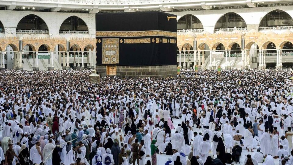Милион муслимански верници пристигнаа на аџилак во Мека