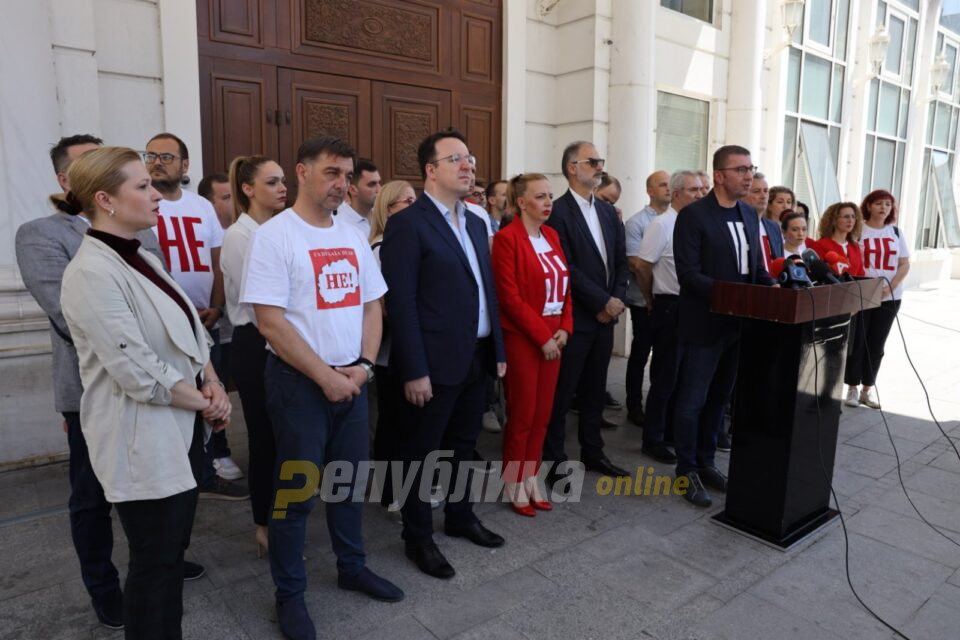 Пратениците од ВМРО-ДПМНЕ заверија на нотар изјави дека нема да прифатат промена на Уставот