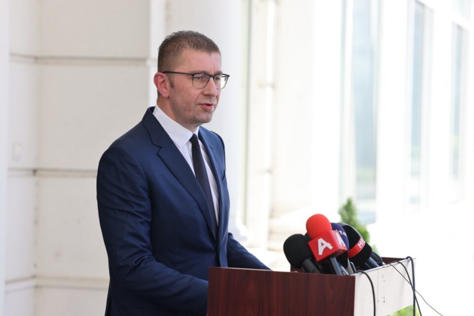 Мицкоски: Ќе ја напуштам политиката ако било кој од пратениците на ВМРО-ДПМНЕ гласа за промена на Уставот