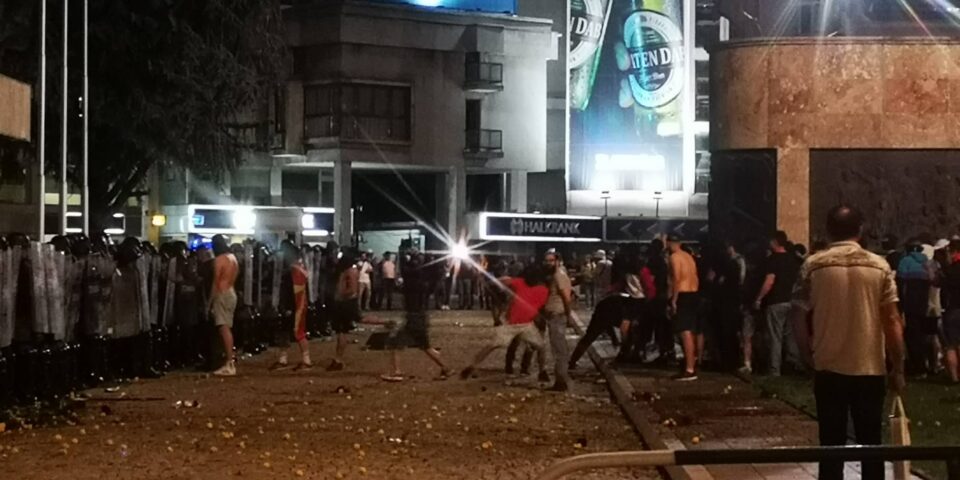 „Пуштете ги децата“ извикуваа сите додека полицијата апсеше демонстранти