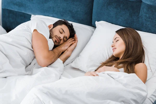 Положбата на спиење со партнерот: Кажува СЕ за вашата врска!