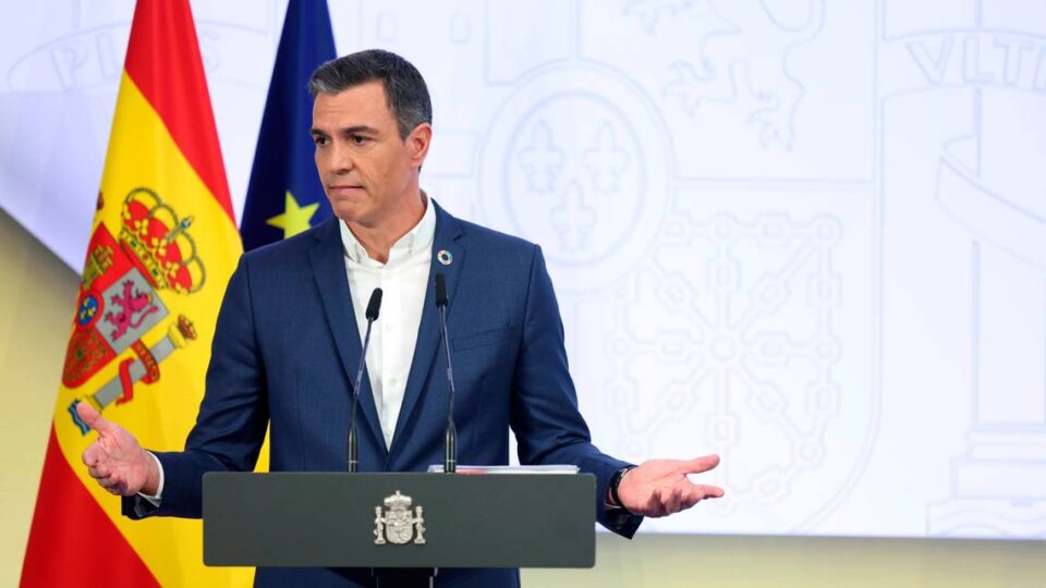 Извадете ги вратоврските за да штедиме струја: Шпанскиот премиер со барање до функционерите и вработените во приватниот сектор