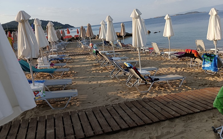„Срамота што прават Балканците, тоа треба да се забрани“: Фотографии од грчките плажи предизвикаа бура на социјалните мрежи