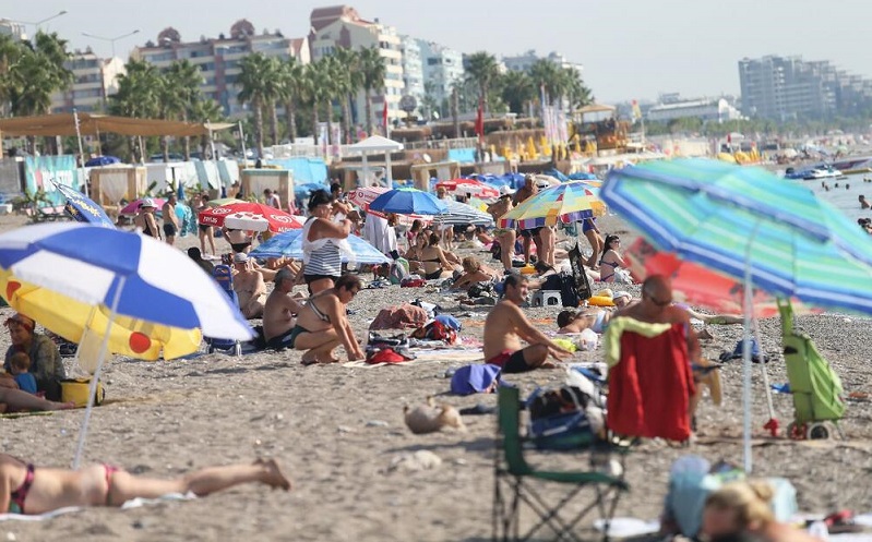Невидлив гол човек во апостолки е хит на плажите во Хрватска: Се досетил како да заработи, а ништо да не работи