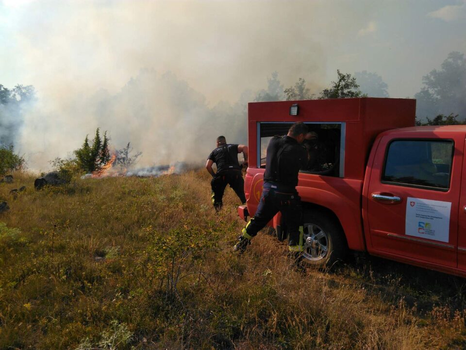 ЦУК: Пожарот помеѓу селата Будинарци и Митрашинци се уште активен, повеќе интервенции и за запалени стрништа и ниска вегетиација