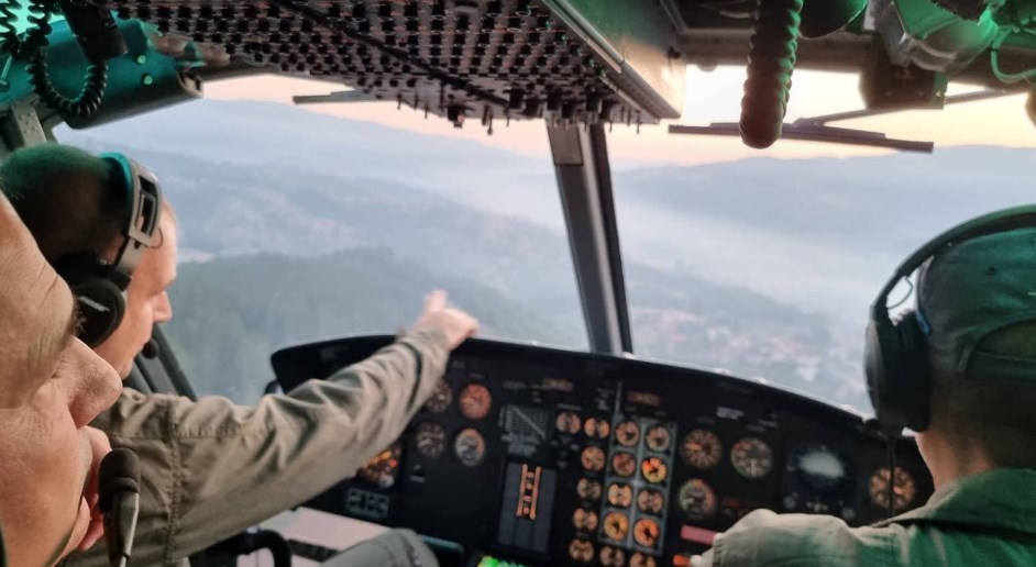 Полициски хеликоптер гаси пожар помеѓу Македонски Брод и Општина Пласница