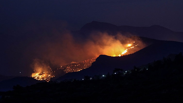 Трае бората со големиот шумски пожар на Самос