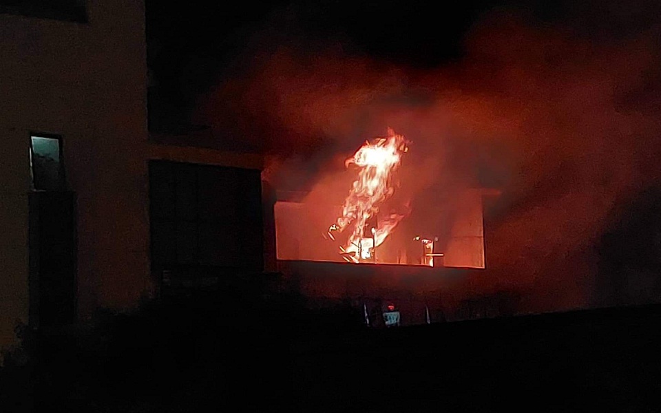 Подметнат пожар и експлозии во зграда на весник и радио во Атина
