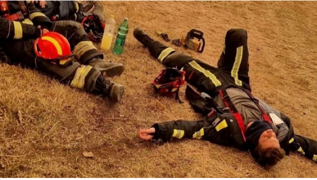 Попаѓани од умор: Пожарникарите преморени од гаснење на пламените јазици