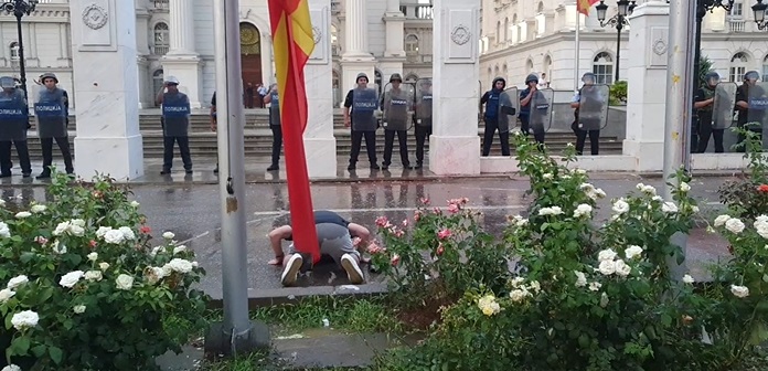 Бакнеж за земја Македонија! – Граѓанин на коленици се молеше за спас на државата