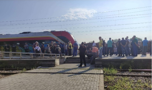 Протест со блокирање на железничкиот сообраќај на станицата во Велес на вработените од „Колска”