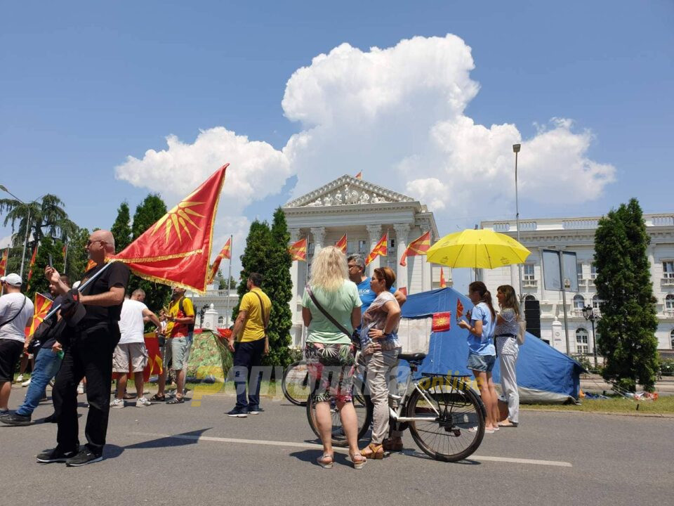 Македонија е поважна од топлото време: Граѓаните излегоа пред владата и на 40 степени