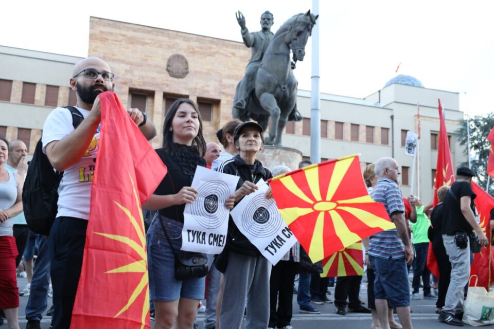 Македонски народе излезете, зачувајте го нашиот јазик и идентитет – порачаа граѓаните на денешниот протест