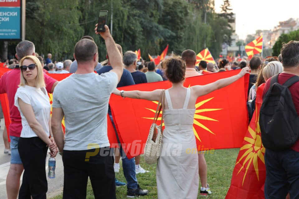 Протестот ќе почне порано – уште напладне за кога е закажана седницата за немакедонскиот предлог