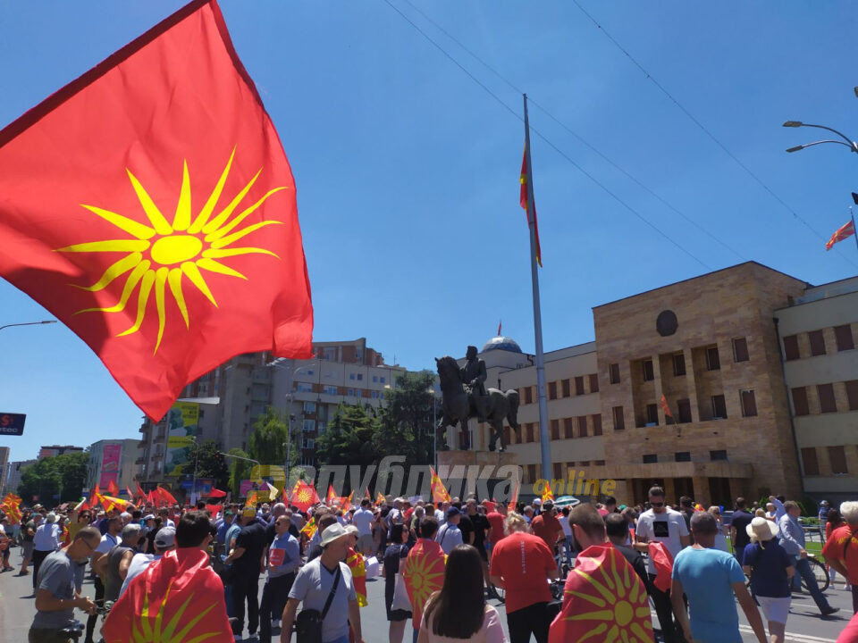 Како стаорци и лилјаци, ролетните спуштени: Пратениците се кријат од македонското сонце!