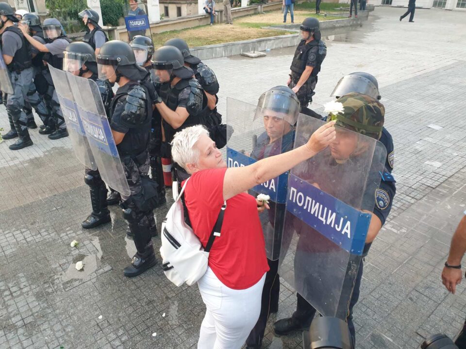 Народот влезе во дворот на Владата, пробиен полицискиот кордон